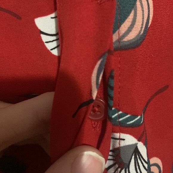 Loft top red floral hidden button up collar blouse with front pockets size MP - Picture 5 of 10